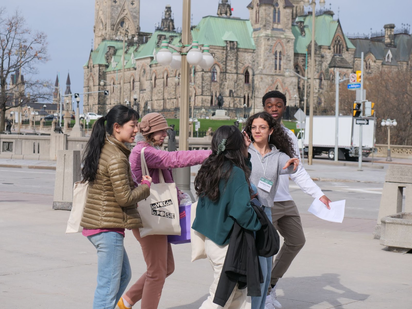 Day two begins with the Chasse-Galerie Poetry Hunt! Students embark on a morning of poetry-filled bilingual activities, with poetry ambassadors stationed across Ottawa and Gatineau.