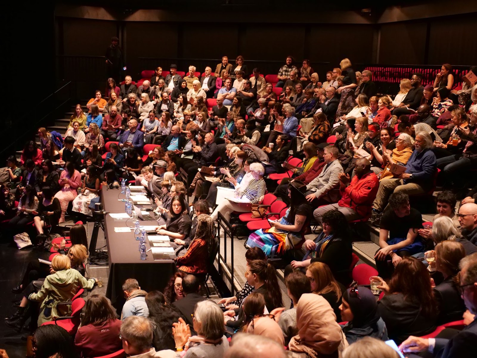 The house is filling up fast! It’s almost showtime!