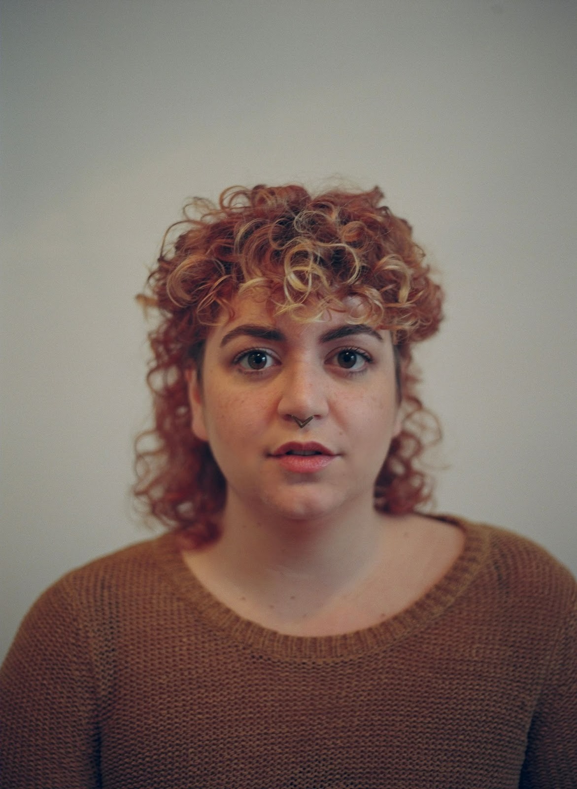 Jeune femme frisée