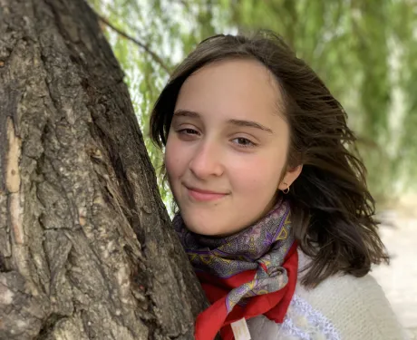 Jeune fille collée à un arbre