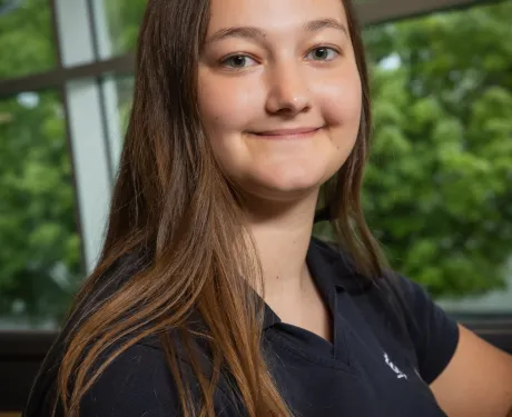 Jeune fille aux cheveux longs