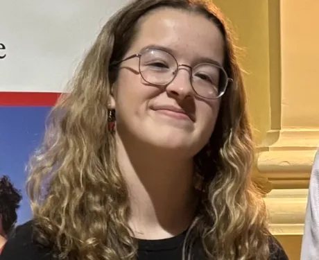 Jeune fille à lunettes