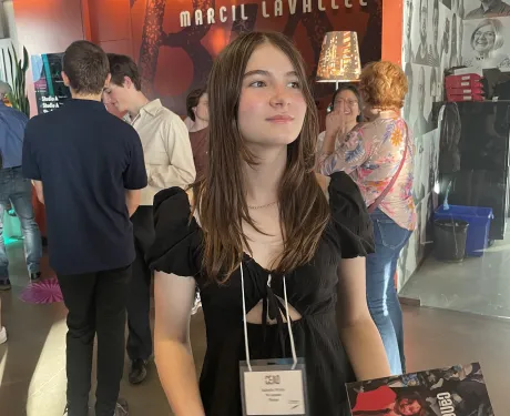 Jeune fille brune dans un événement intérieur