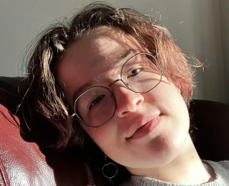 Jeune femme à lunettes