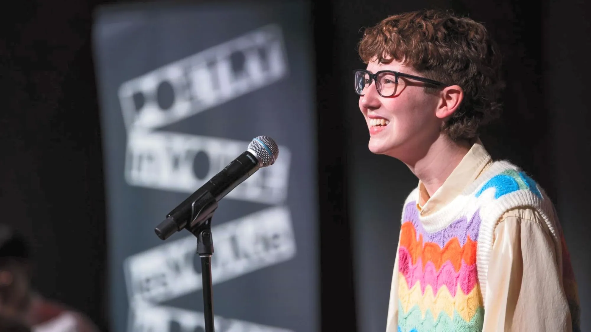 Adolescent·e devant un micro