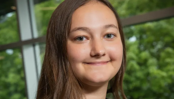 Jeune fille aux cheveux longs