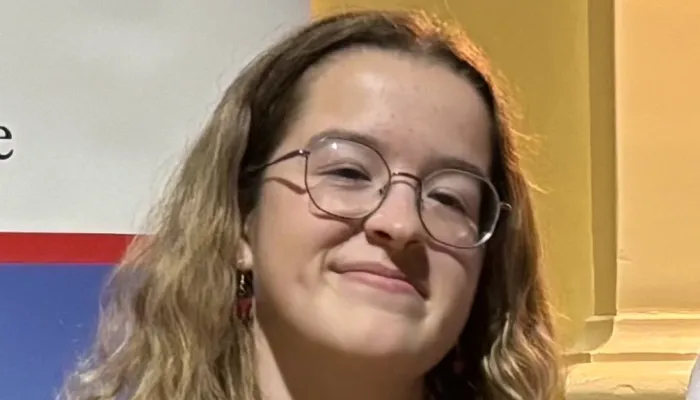 Jeune fille à lunettes