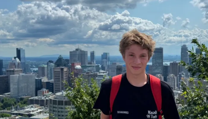 Jeune homme devant Montréal