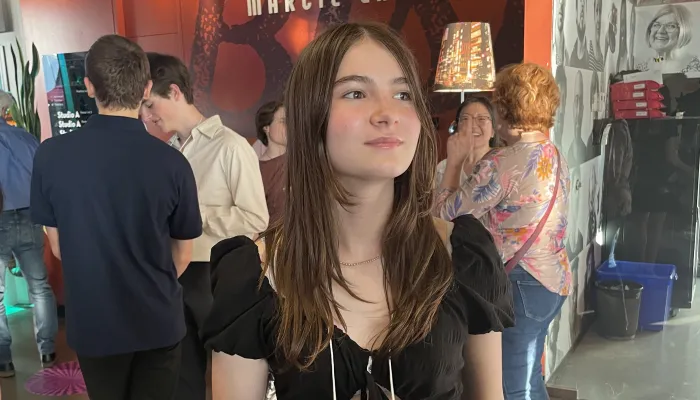 Jeune fille brune dans un événement intérieur