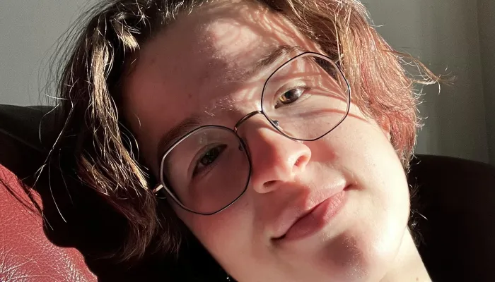 Jeune femme à lunettes