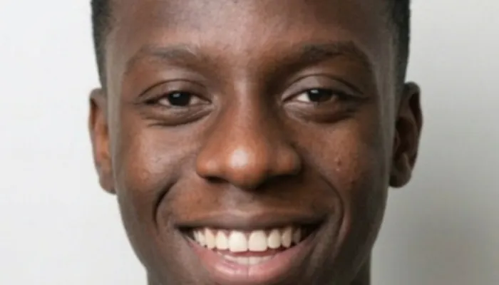 Jeune homme noir souriant