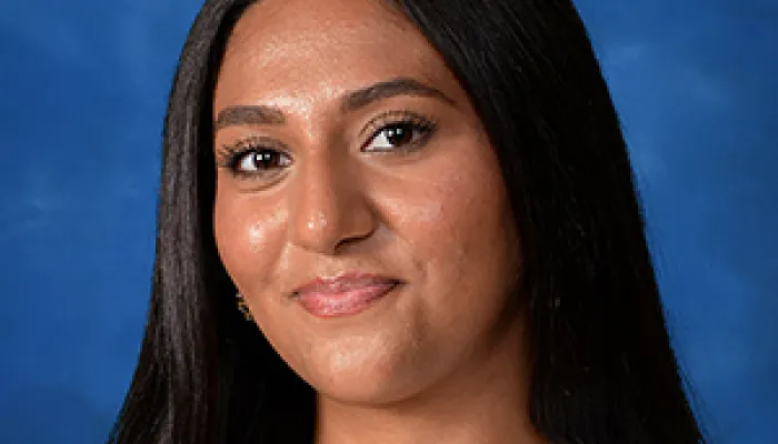 Jeune femme aux cheveux noirs