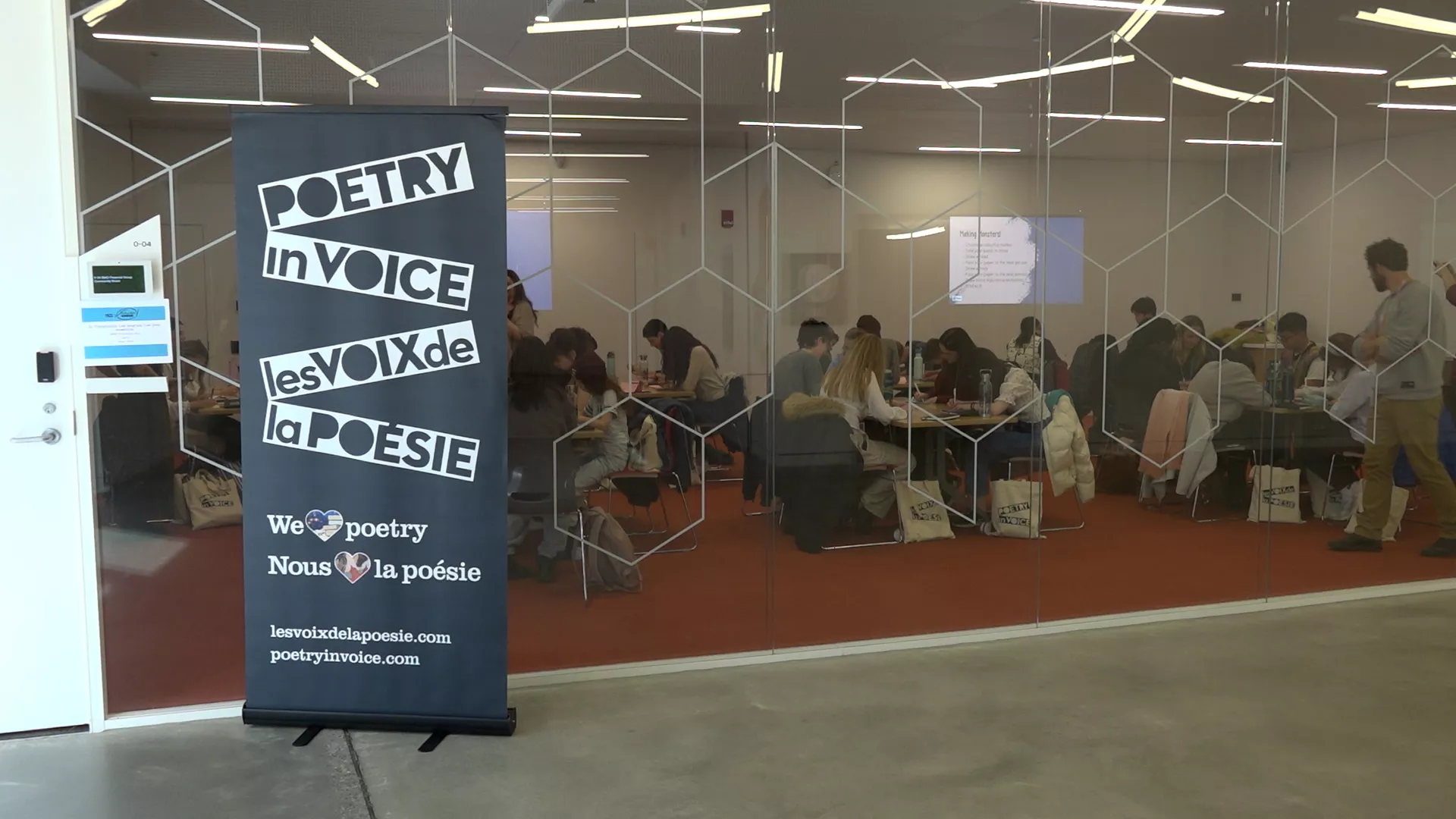 Workshops are held throughout the day with various poets, in French, in English, and bilingually.