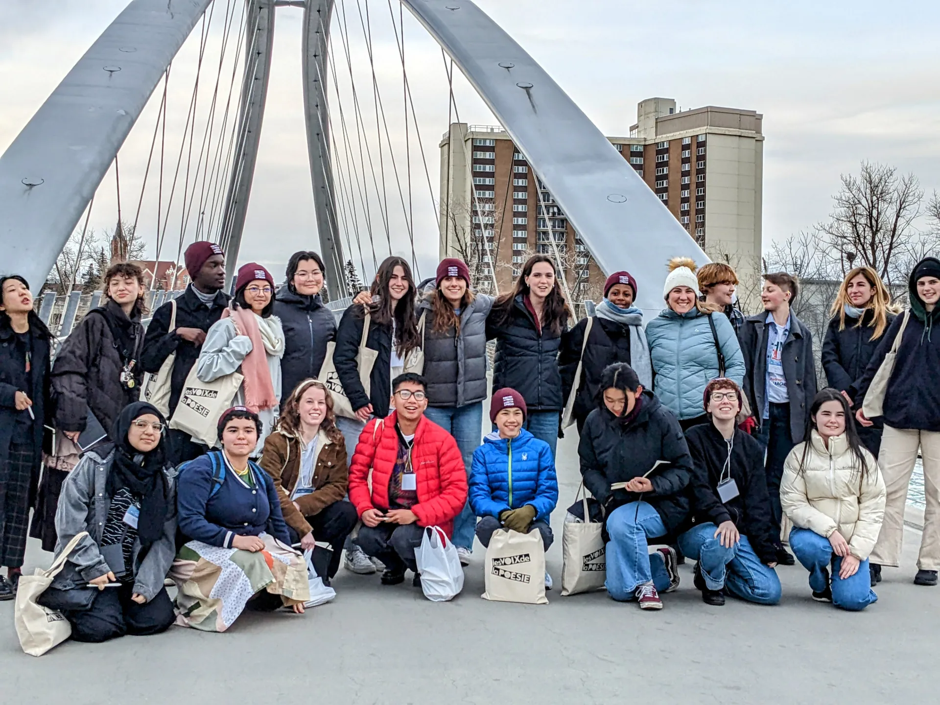 Le groupe s'arrête malgré le froid le temps d'une photo.