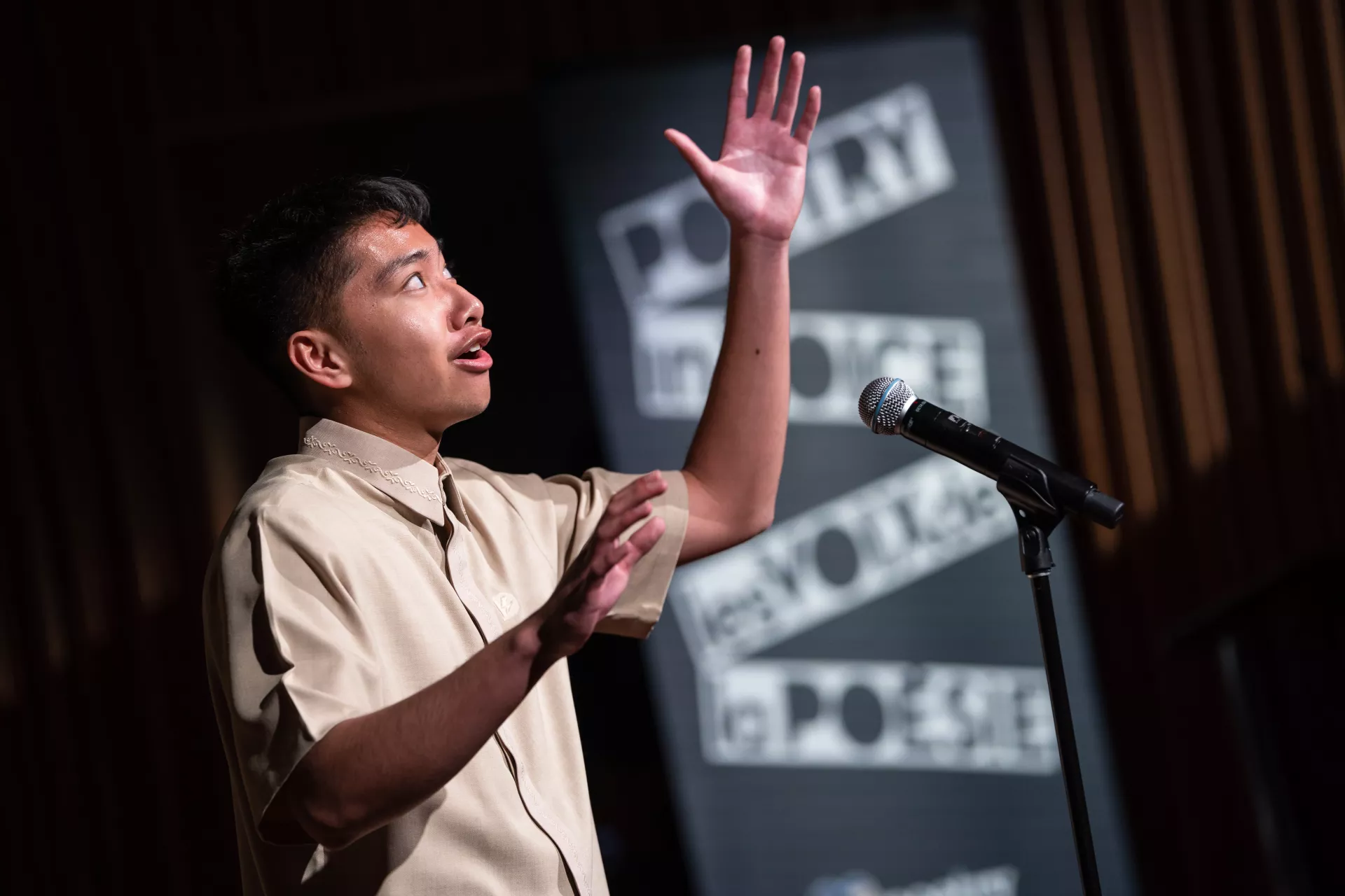 Aaronsaul Negre infuses his recitation of « Ô jeunes gens... » by Victor Hugo with emotion.